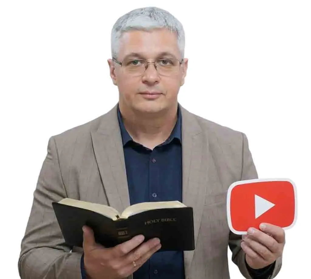 mr Zoran Marcikić sa otvorenom Biblijom